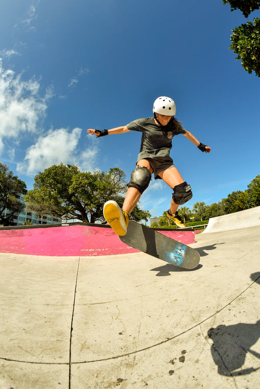 Eliza Skates Visits From The Bahamas